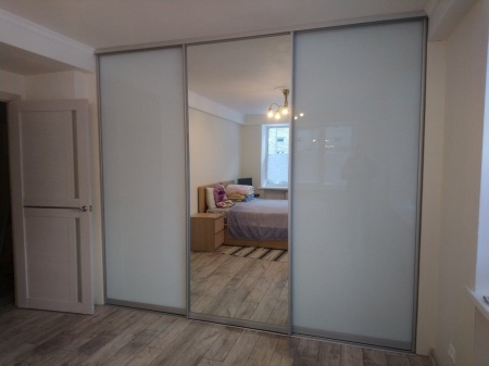 Двери-купе со вставками тонированных стёкол и зеркала Серебро