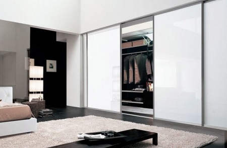 Широкие двери-купе со вставками стёкол с тонировкой Oracal