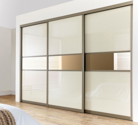 Двери-купе в профиле Акка Платина со стёклами