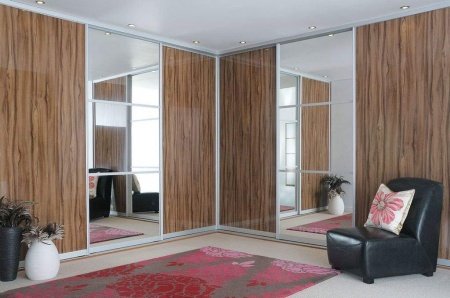 Двери-купе в симметричном профиле Омега Серебро