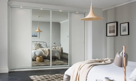 Двери-купе с зеркалом Серебро и белыми панелями ЛДСП/МДФ