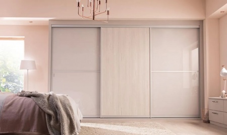 Двери-купе со вставками лакобель и панелью ЛДСП/МДФ в спальне