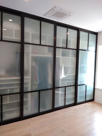 Двери-купе со вставками стёкол с тонировкой Oracal