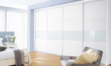 Двери-купе со вставками тонированных стёкол и панелей МДФ глянец в спальне