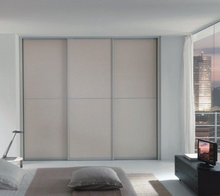 Двери-купе со вставками обычных стёкол тонированных плёнкой