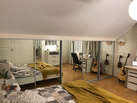 Зеркальные двери-купе в широкую нишу вдоль стены