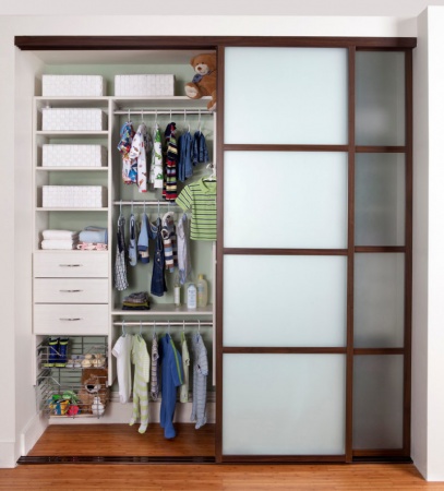 Двери-купе со вставками тонированного стекла в небольшую нишу