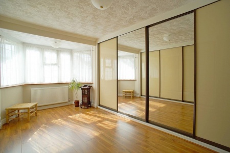 Широкие двери-купе с глянцевыми панелями и зеркалом Серебро