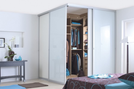 Двери-купе со вставками тонированных стёкол в гардеробную