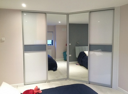 Двери-купе со вставками тонированных стёкол и зеркал Серебро