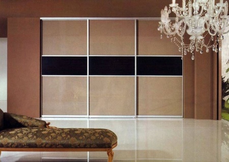 Двери-купе со вставками тонированных стёкол и панелей МДФ глянец